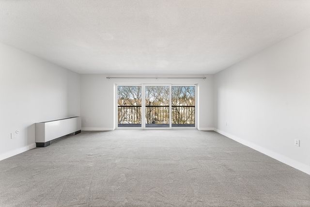 1 Summit Dr 58, Reading, MA 01867