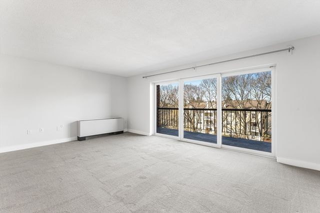 1 Summit Dr 58, Reading, MA 01867