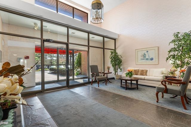 1 Summit Dr 58, Reading, MA 01867