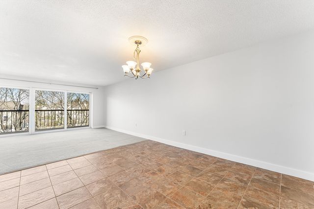 1 Summit Dr 58, Reading, MA 01867