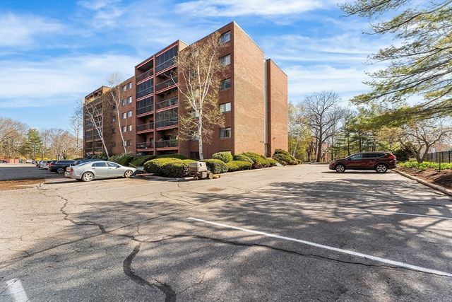 1 Summit Dr 58, Reading, MA 01867