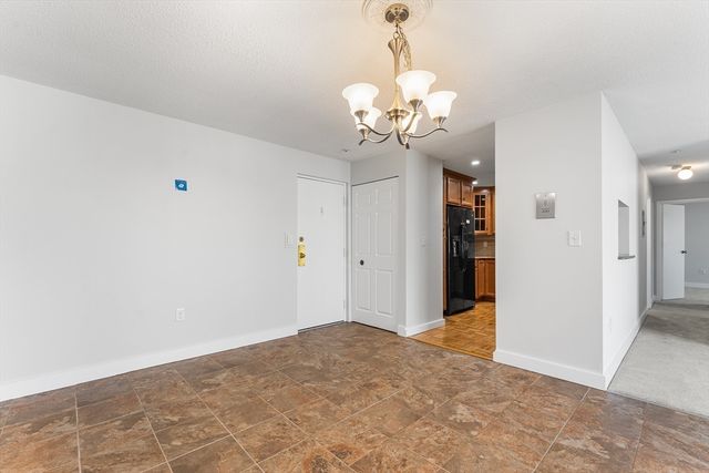 1 Summit Dr 58, Reading, MA 01867