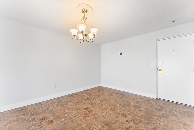 1 Summit Dr 58, Reading, MA 01867