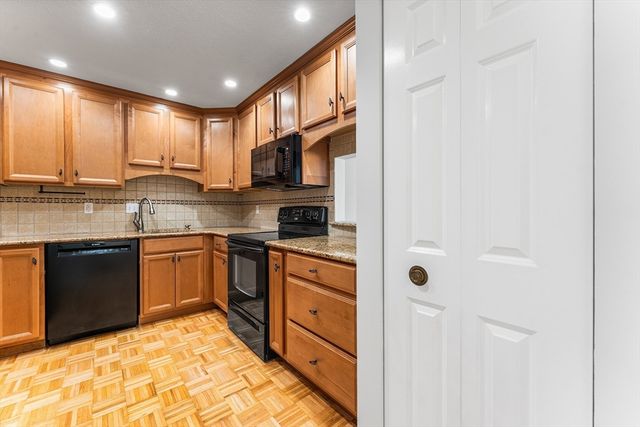 1 Summit Dr 58, Reading, MA 01867