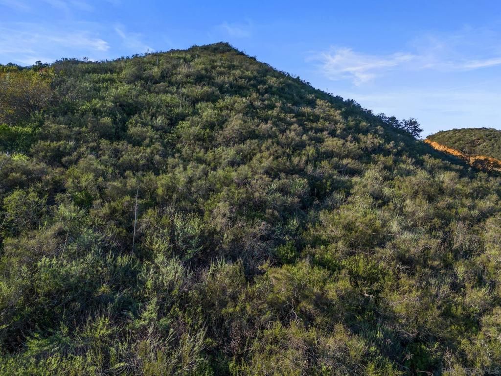 Image 13 of property listing at 555 Calle Jardin, Temecula, CA 92590