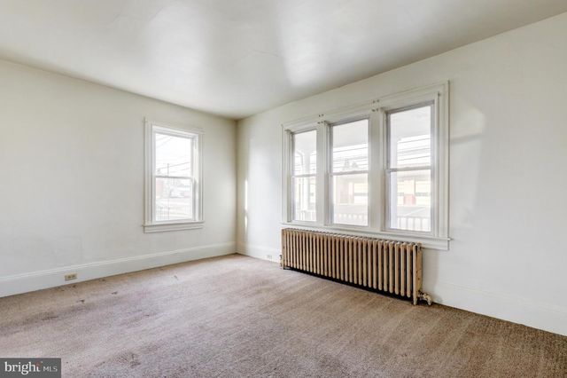 354 E MAIN ST, New Holland, PA 17557