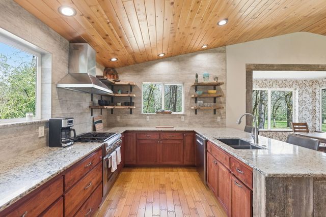 444 Sheraton Drive, Williams, OR 97544