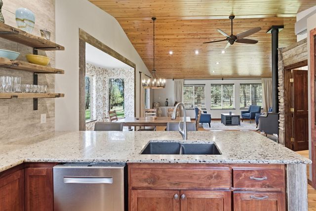 444 Sheraton Drive, Williams, OR 97544