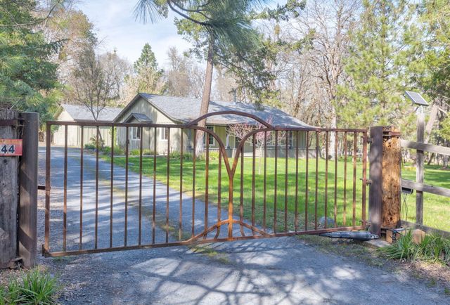 444 Sheraton Drive, Williams, OR 97544