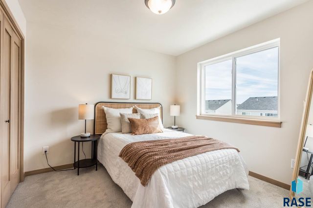 8013 E Tencate Pl Place, Sioux Falls, SD 57110