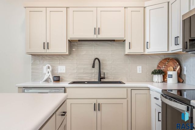 8013 E Tencate Pl Place, Sioux Falls, SD 57110