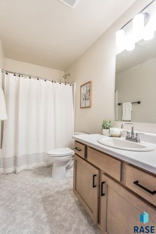 8013 E Tencate Pl Place, Sioux Falls, SD 57110