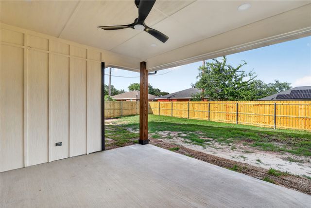 306 Backlash Drive, Gun Barrel City, TX 75156