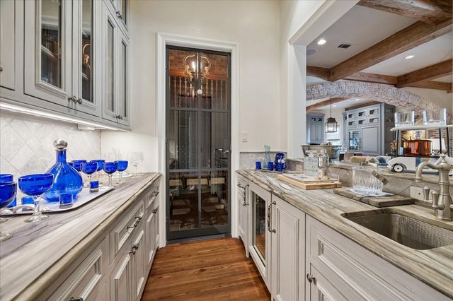 724 W Friar Tuck Lane, Houston, TX 77024