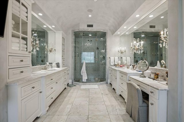 724 W Friar Tuck Lane, Houston, TX 77024