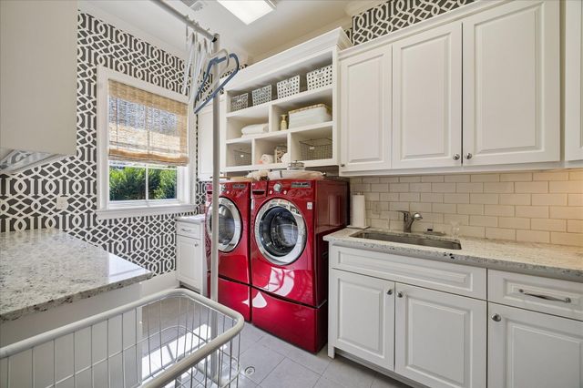724 W Friar Tuck Lane, Houston, TX 77024