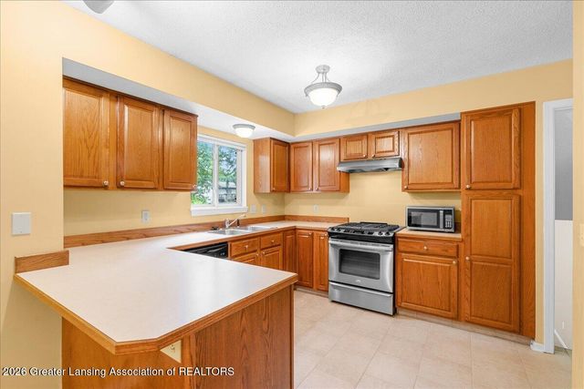 2720 Darien Drive, Lansing, MI 48912