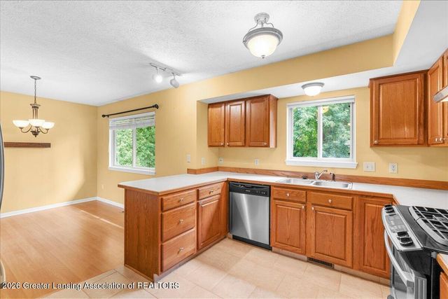 2720 Darien Drive, Lansing, MI 48912