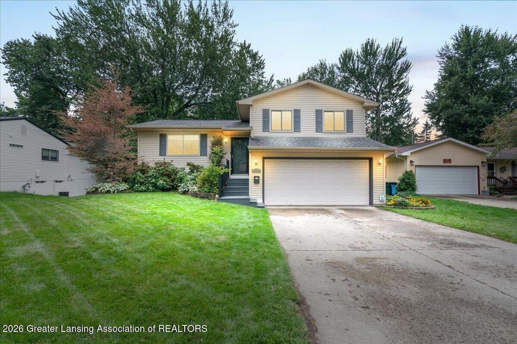 2720 Darien Drive, Lansing, MI 48912