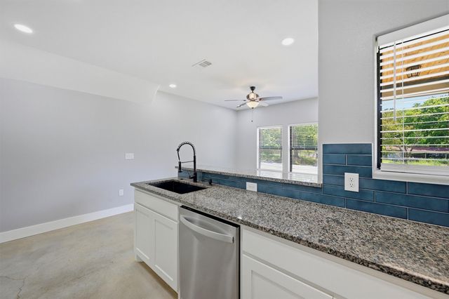 1315 S 5th Avenue, Denison, TX 75021