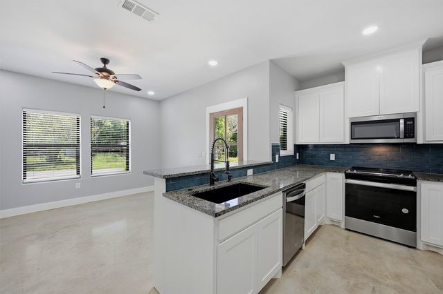 1315 S 5th Avenue, Denison, TX 75021