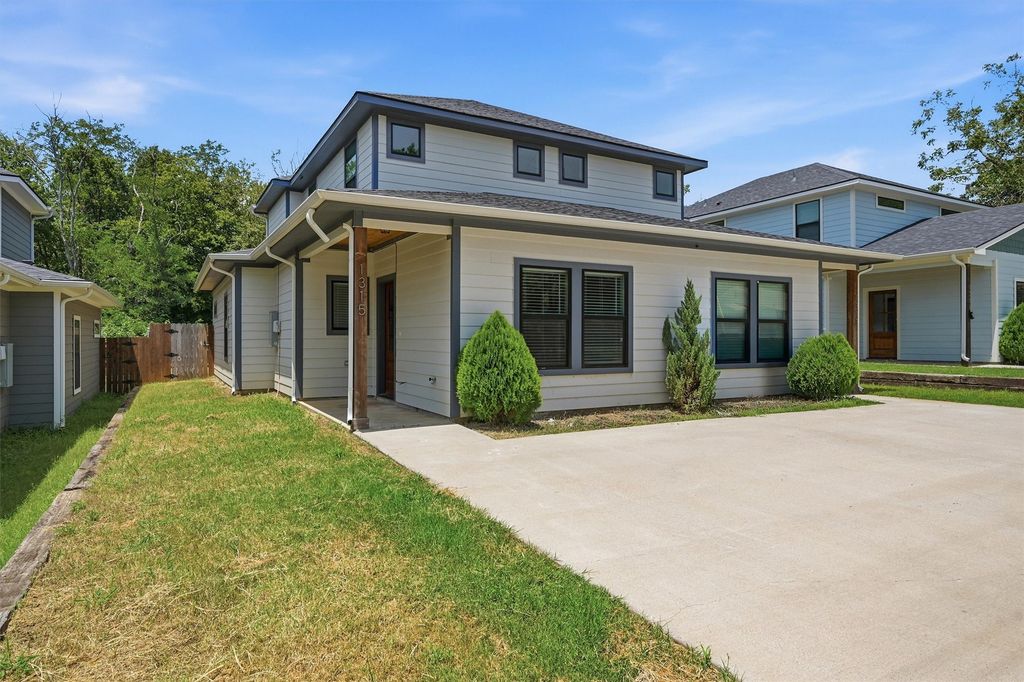 1315 S 5th Avenue, Denison, TX 75021