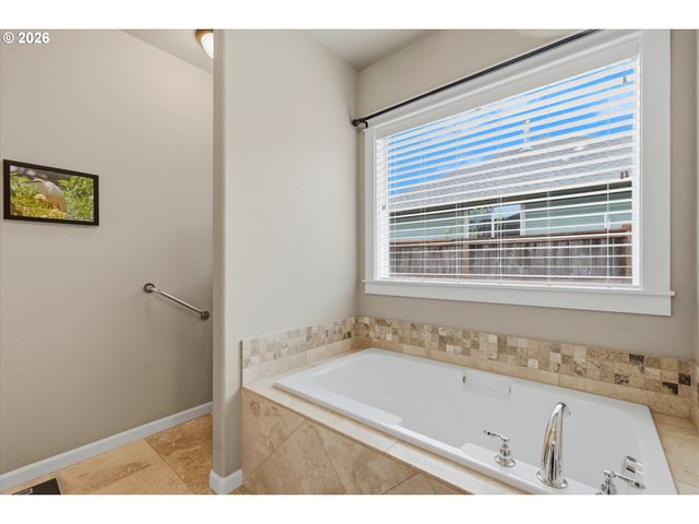 2674 Nw MT ASHLAND Dr, Mc Minnville, OR 97128