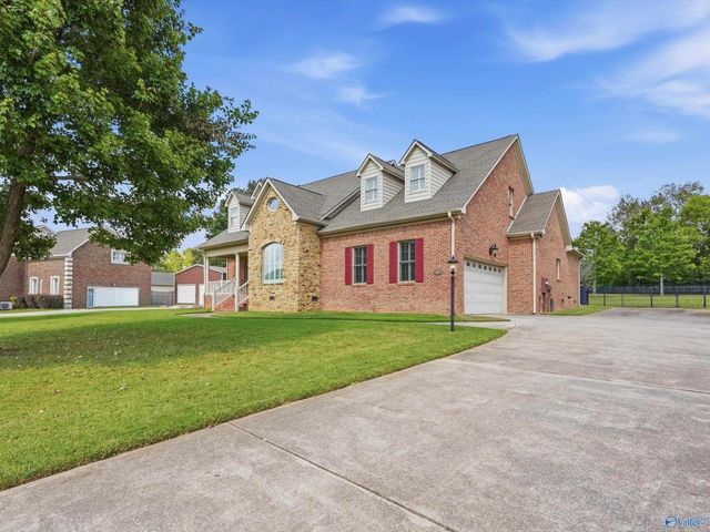 115 Featherstone Lane, Owens Cross Roads, AL 35763