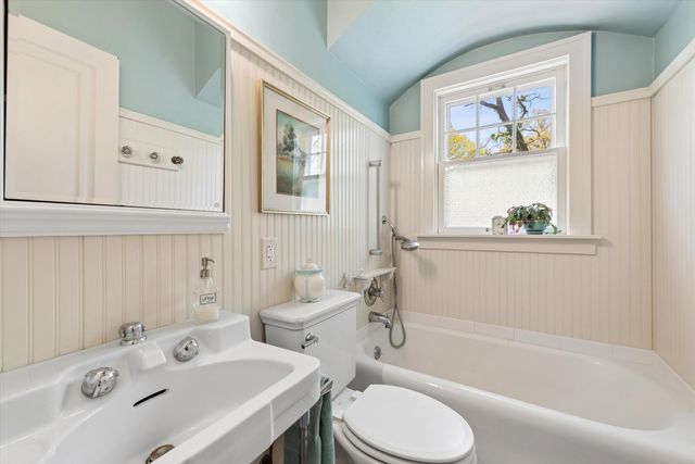 558 Woodlawn Drive, Valparaiso, IN 46385