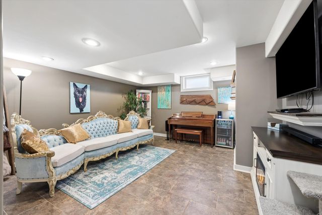 558 Woodlawn Drive, Valparaiso, IN 46385
