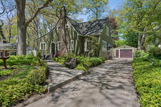 558 Woodlawn Drive, Valparaiso, IN 46385