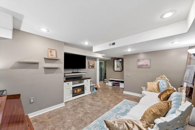 558 Woodlawn Drive, Valparaiso, IN 46385