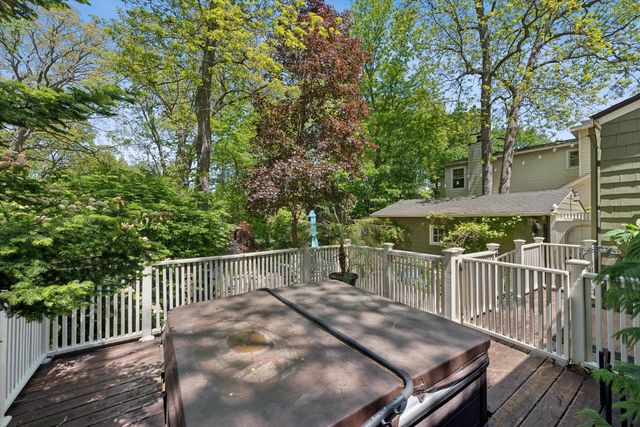 558 Woodlawn Drive, Valparaiso, IN 46385
