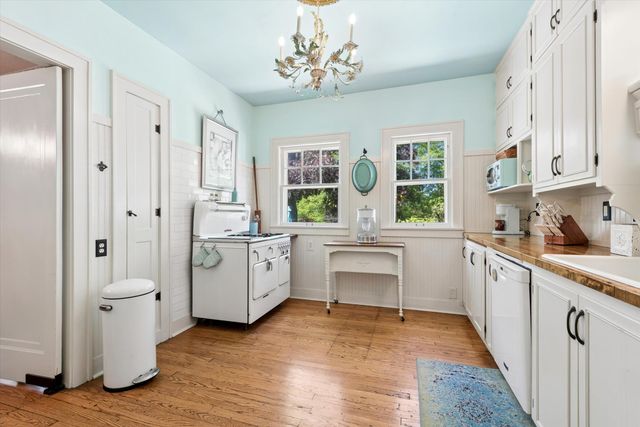 558 Woodlawn Drive, Valparaiso, IN 46385