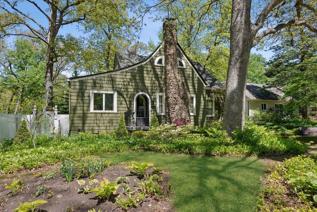 558 Woodlawn Drive, Valparaiso, IN 46385