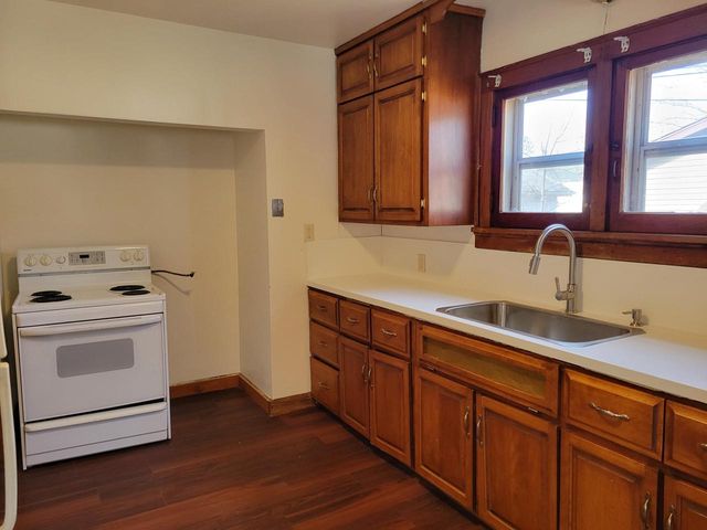 502 W Oakland AVENUE, Port Washington, WI 53074