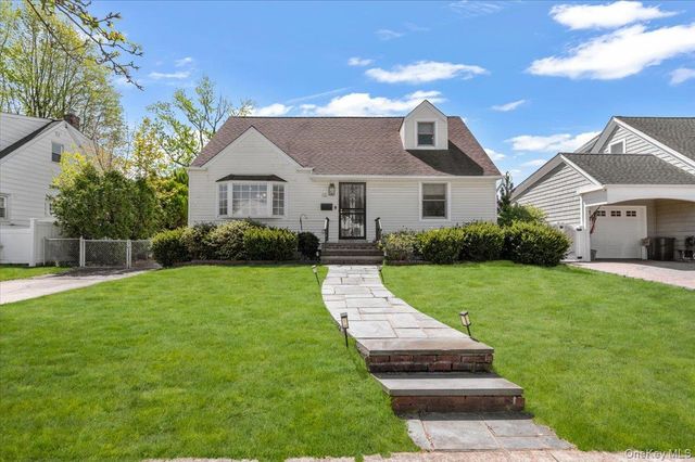 10 Lea Place, Albertson, NY 11507
