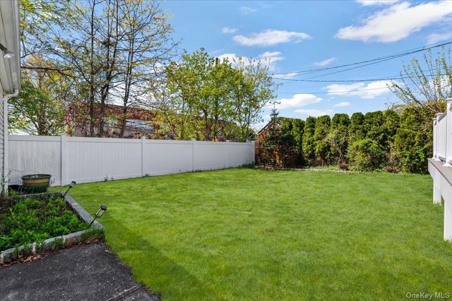 10 Lea Place, Albertson, NY 11507