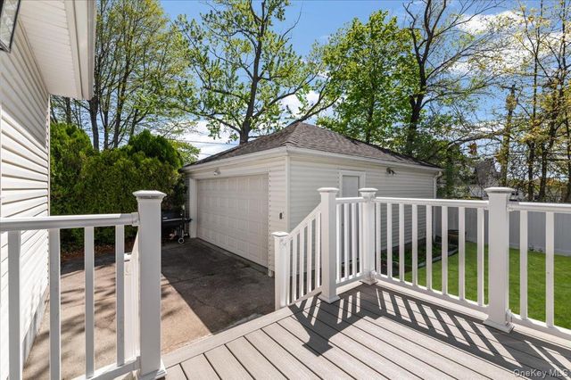 10 Lea Place, Albertson, NY 11507