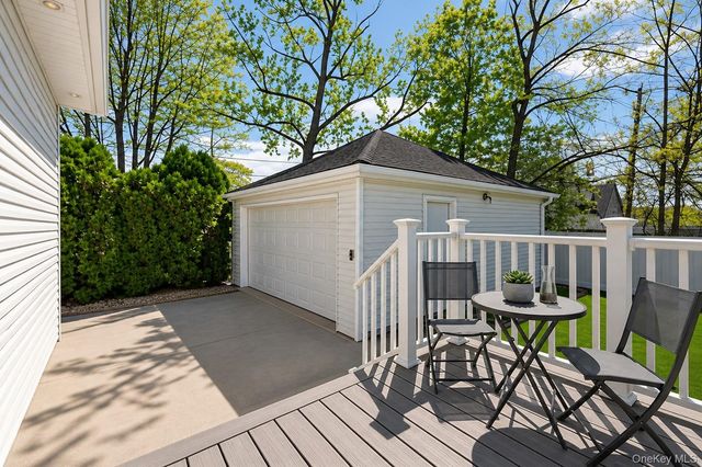 10 Lea Place, Albertson, NY 11507