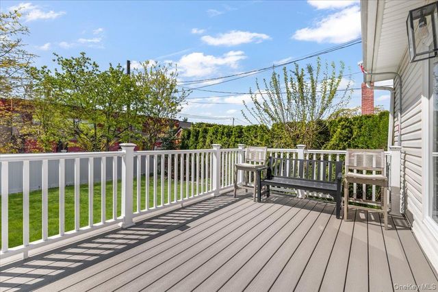 10 Lea Place, Albertson, NY 11507