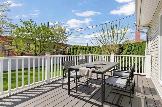 10 Lea Place, Albertson, NY 11507