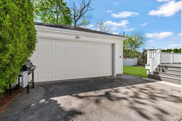 10 Lea Place, Albertson, NY 11507