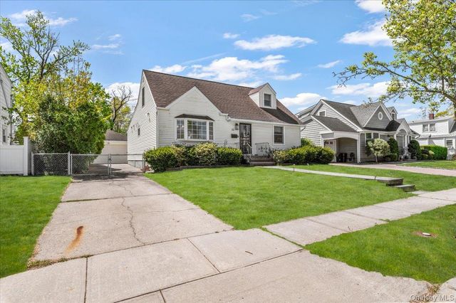 10 Lea Place, Albertson, NY 11507