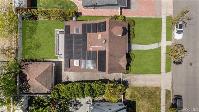 10 Lea Place, Albertson, NY 11507