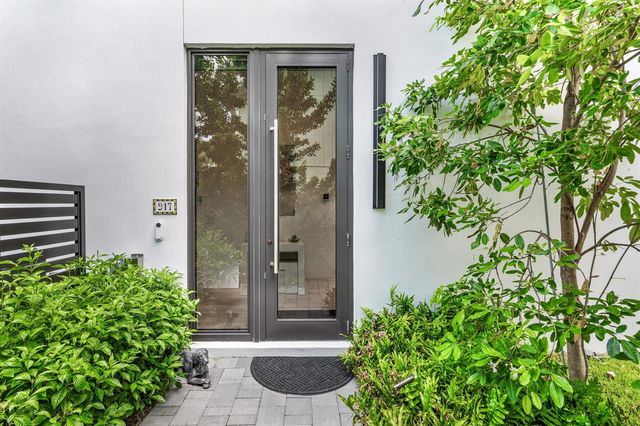 917 NE 8th Avenue, Delray Beach, FL 33483