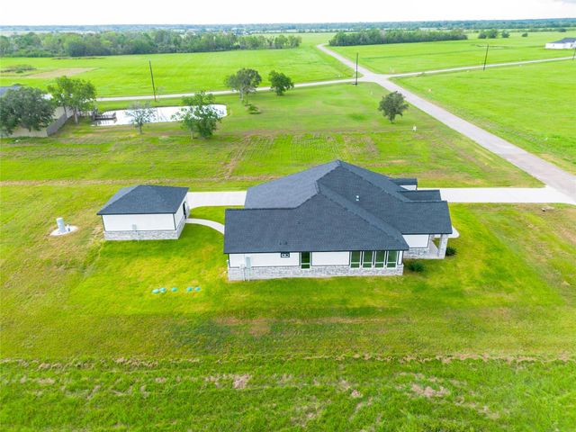395 Brahman Trail, Angleton, TX 77515