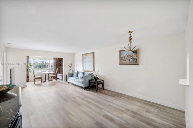 9201 Sunrise Lakes Boulevard 304, Sunrise, FL 33322