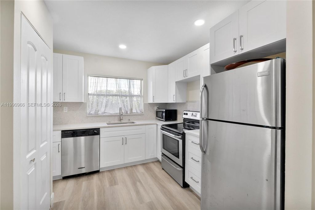 9201 Sunrise Lakes Boulevard 304, Sunrise, FL 33322
