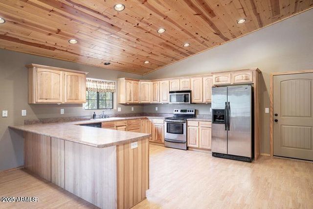 3244 OUTLAW Trail, Overgaard, AZ 85933